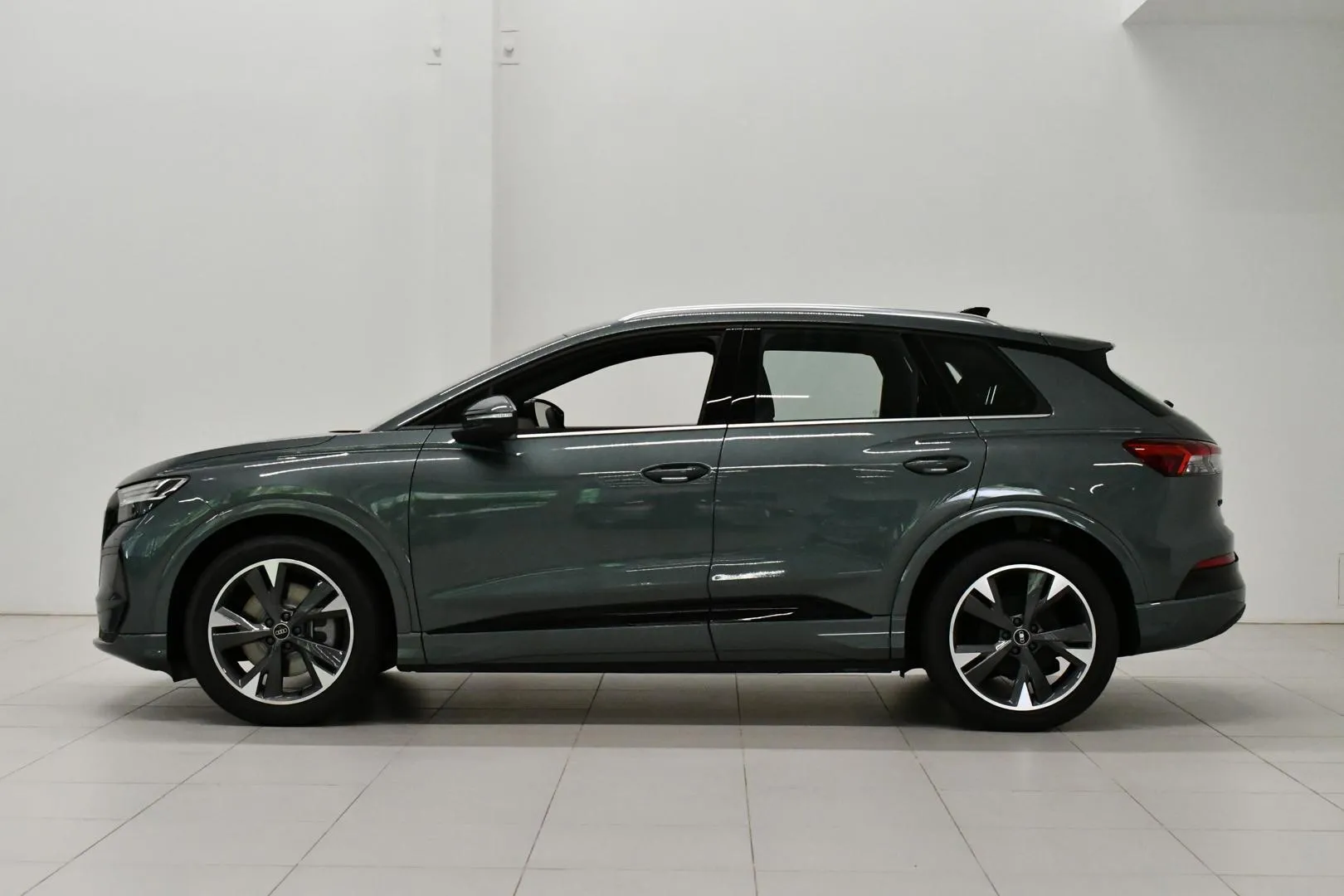 AUDI Q4 e-tron SZT-286 carousel image