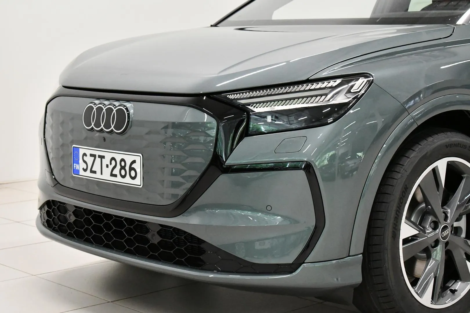 AUDI Q4 e-tron SZT-286 carousel image