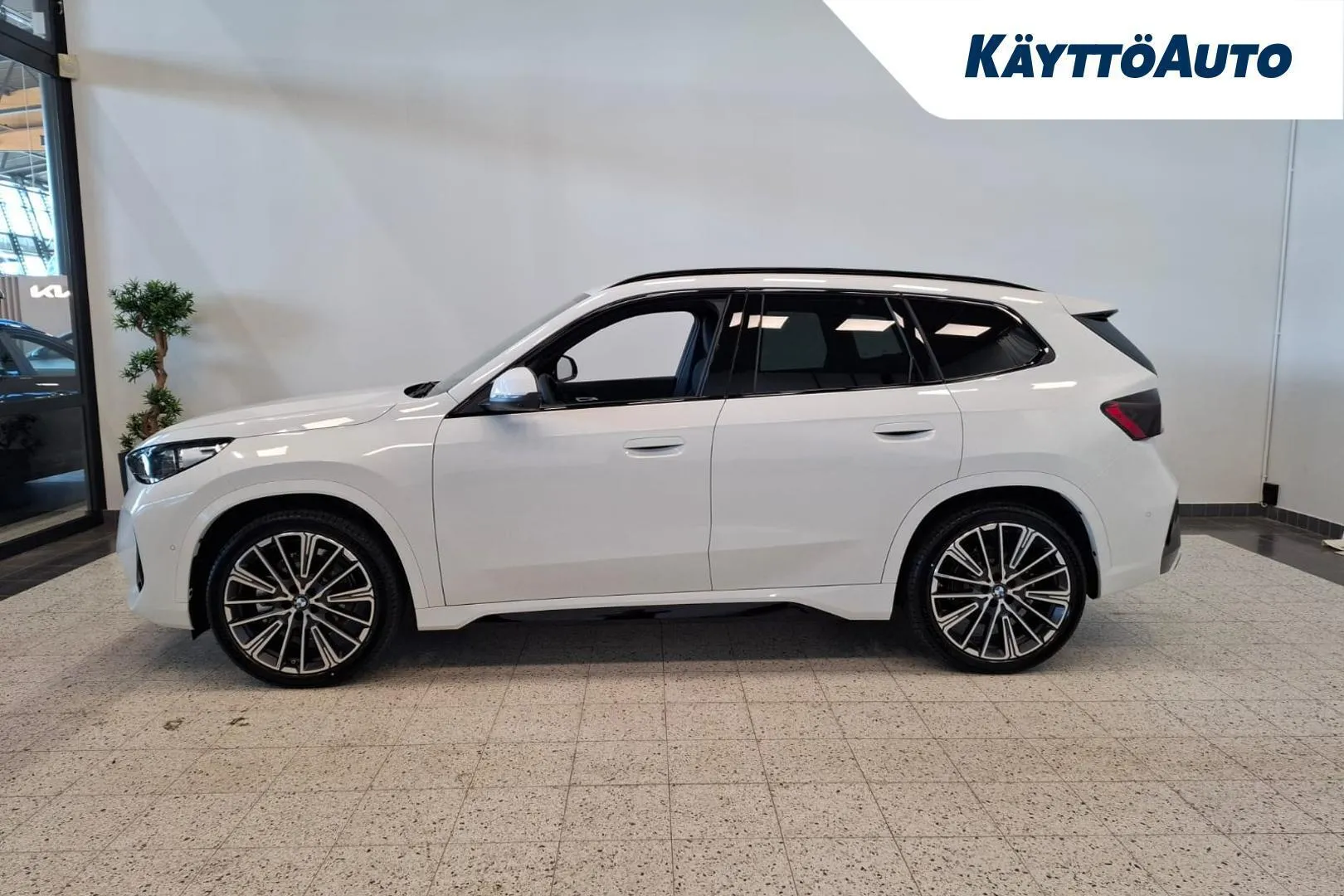 BMW iX1 YMP-564 carousel image