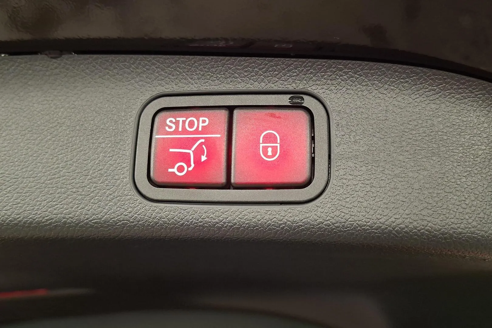 Mercedes-Benz GLB FTG-880 carousel image