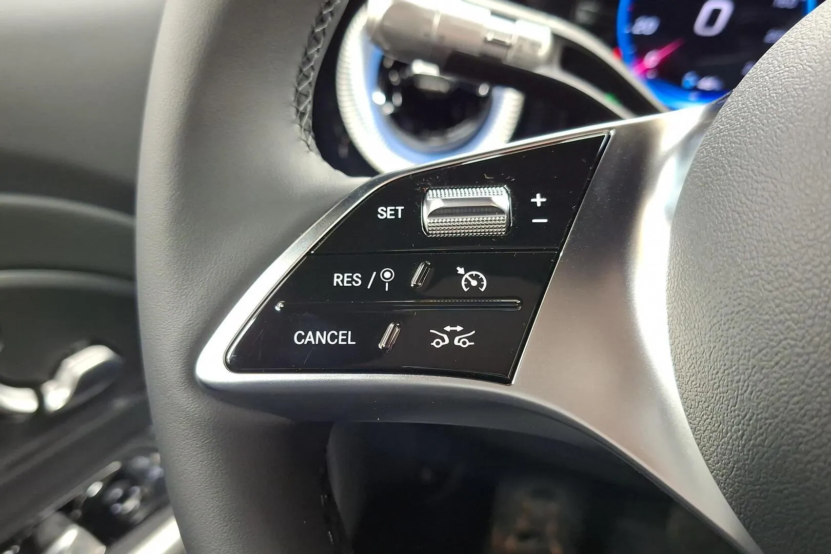 Mercedes-Benz GLB FTG-880 carousel image