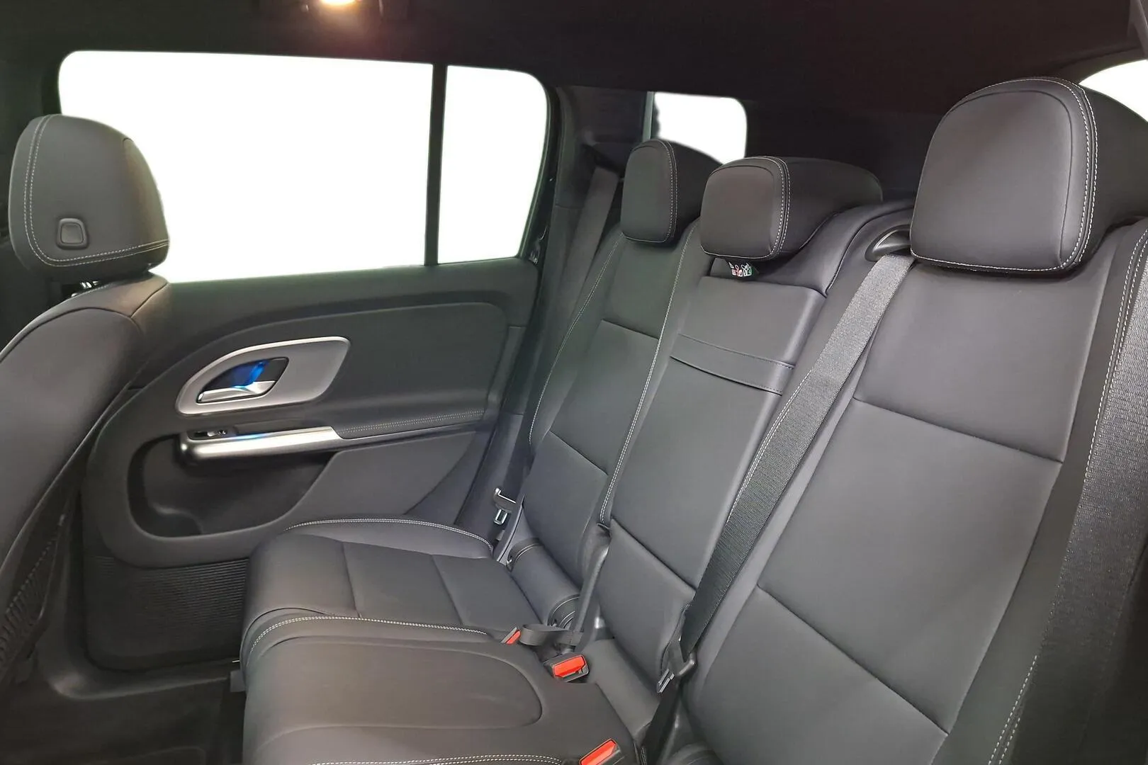 Mercedes-Benz GLB FTG-880 carousel image