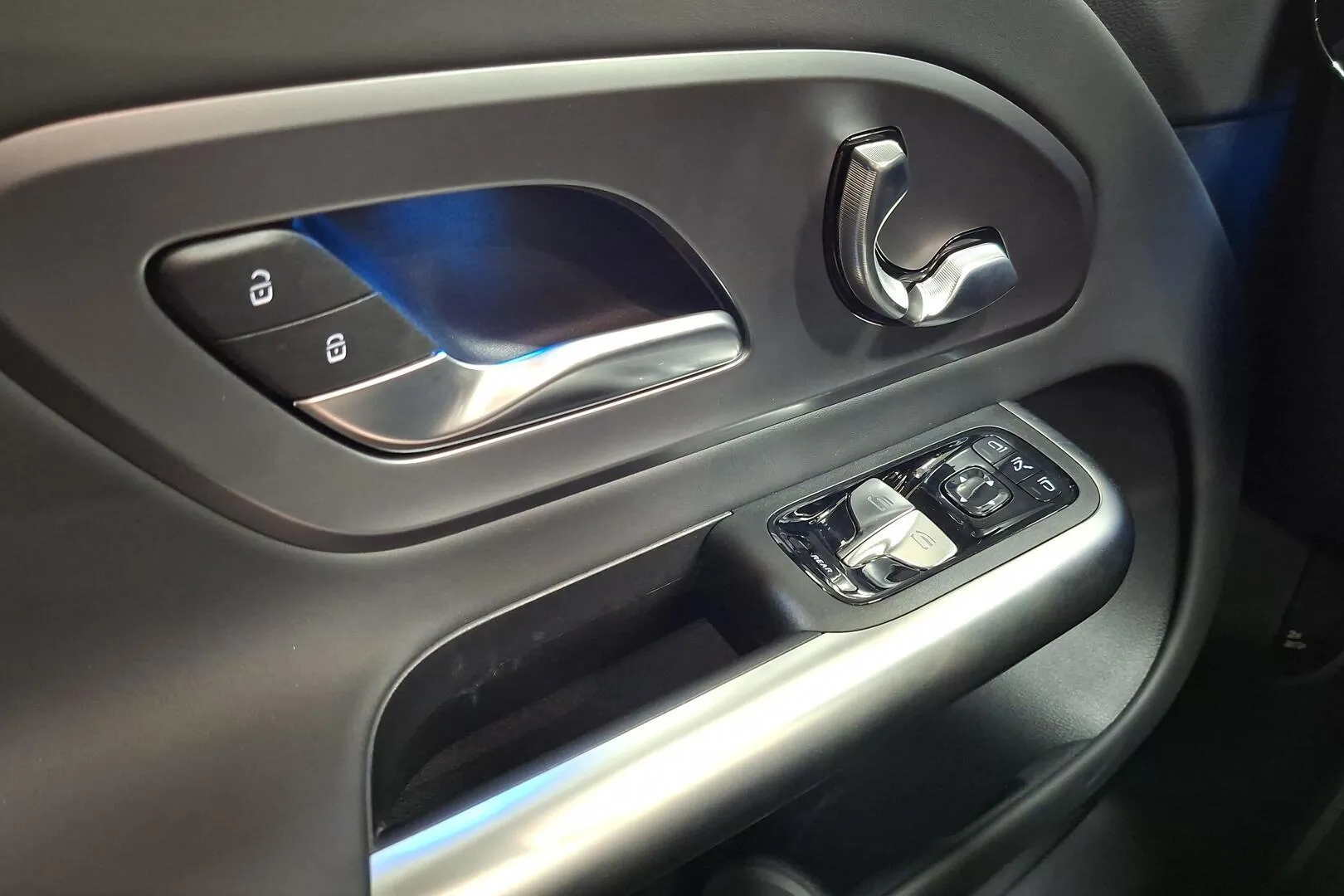 Mercedes-Benz GLB FTG-880 carousel image