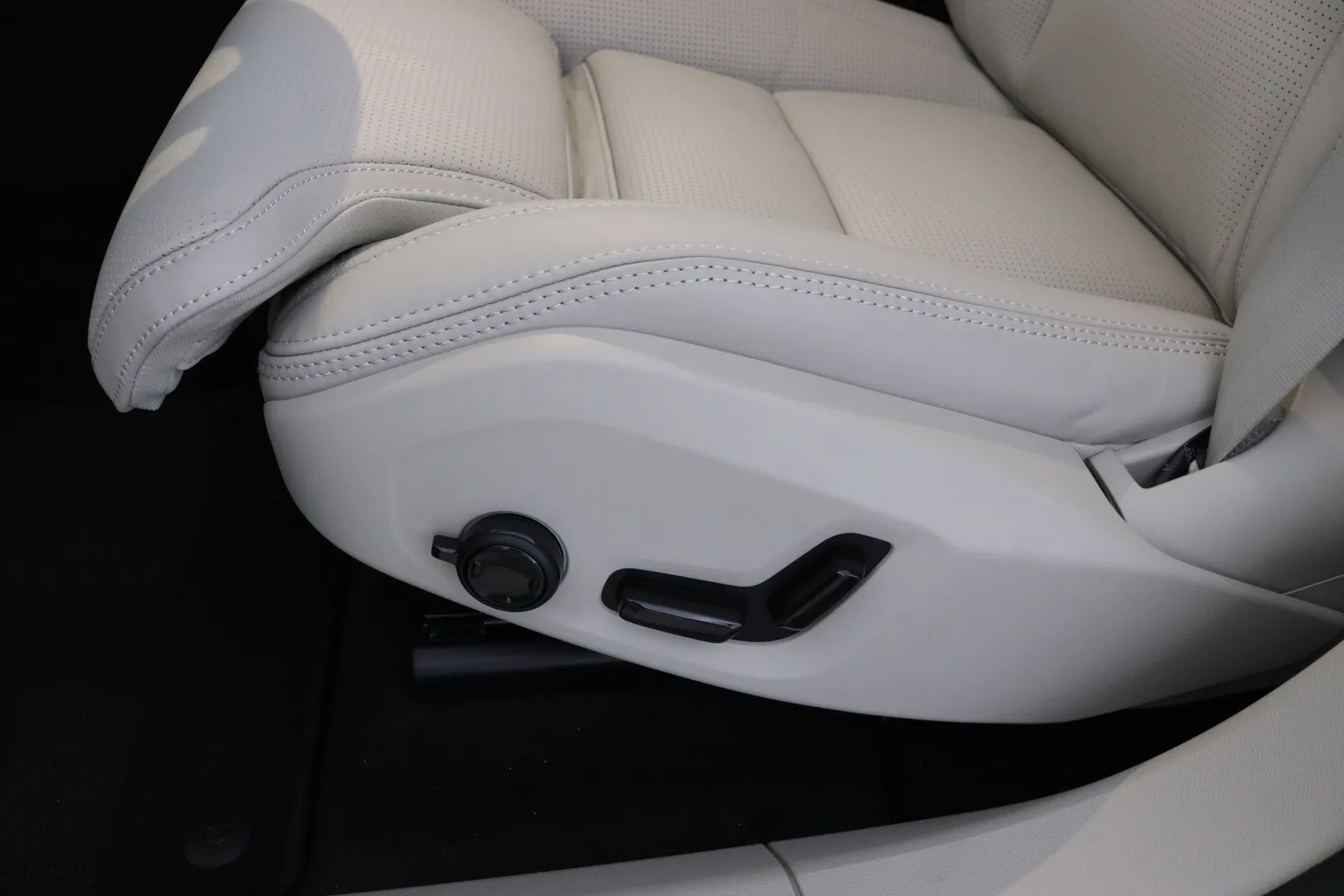 Volvo XC60 NOV-289 carousel image