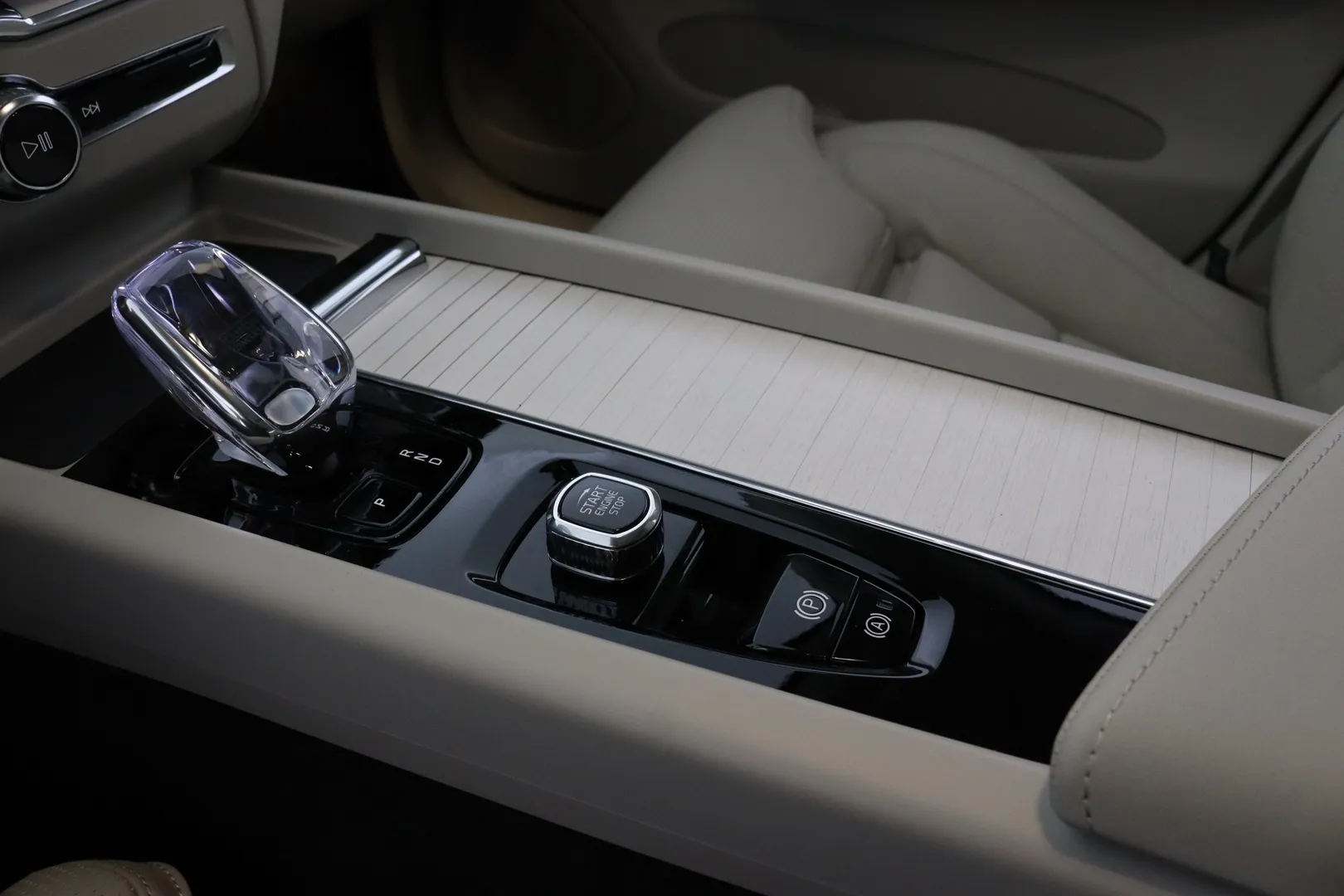 Volvo XC60 NOV-289 carousel image