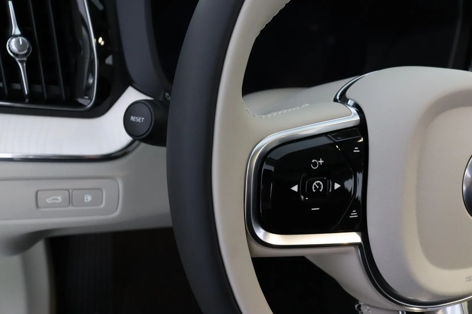 Volvo XC60 NOV-289 carousel image