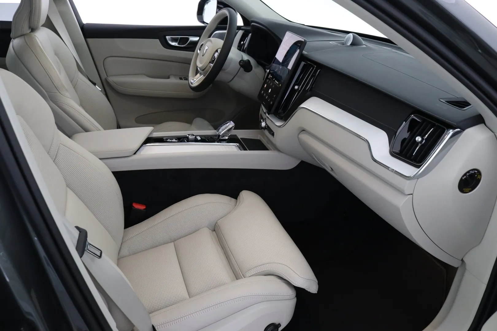 Volvo XC60 NOV-289 carousel image