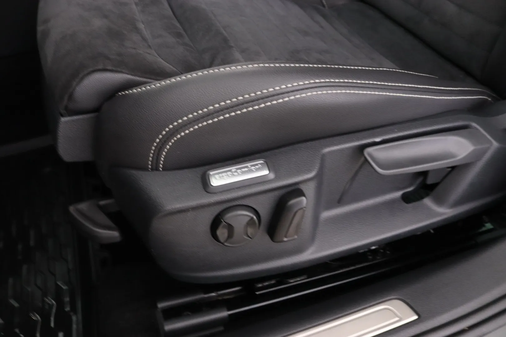 Volkswagen Passat YKM-687 carousel image