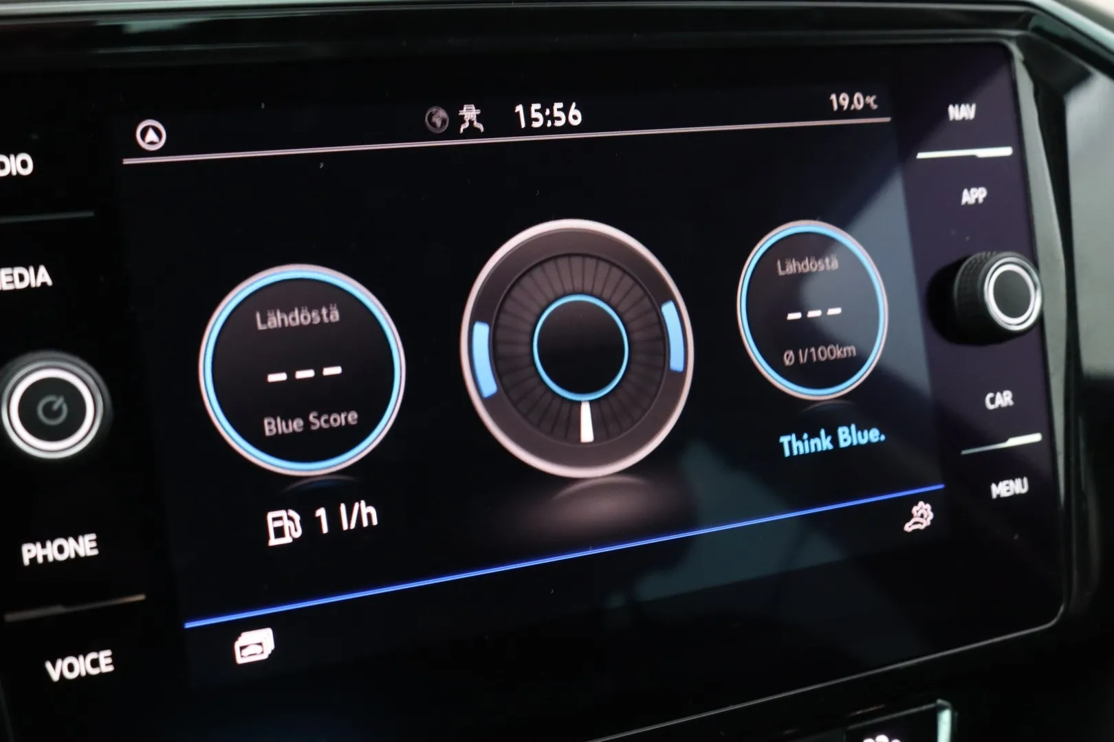 Volkswagen Passat YKM-687 carousel image