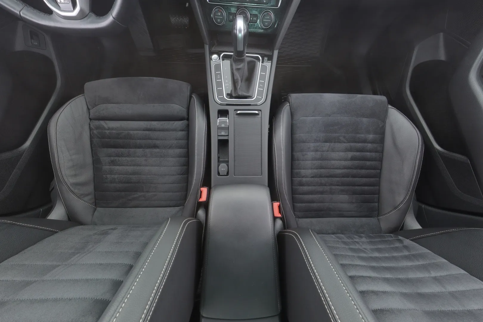 Volkswagen Passat YKM-687 carousel image