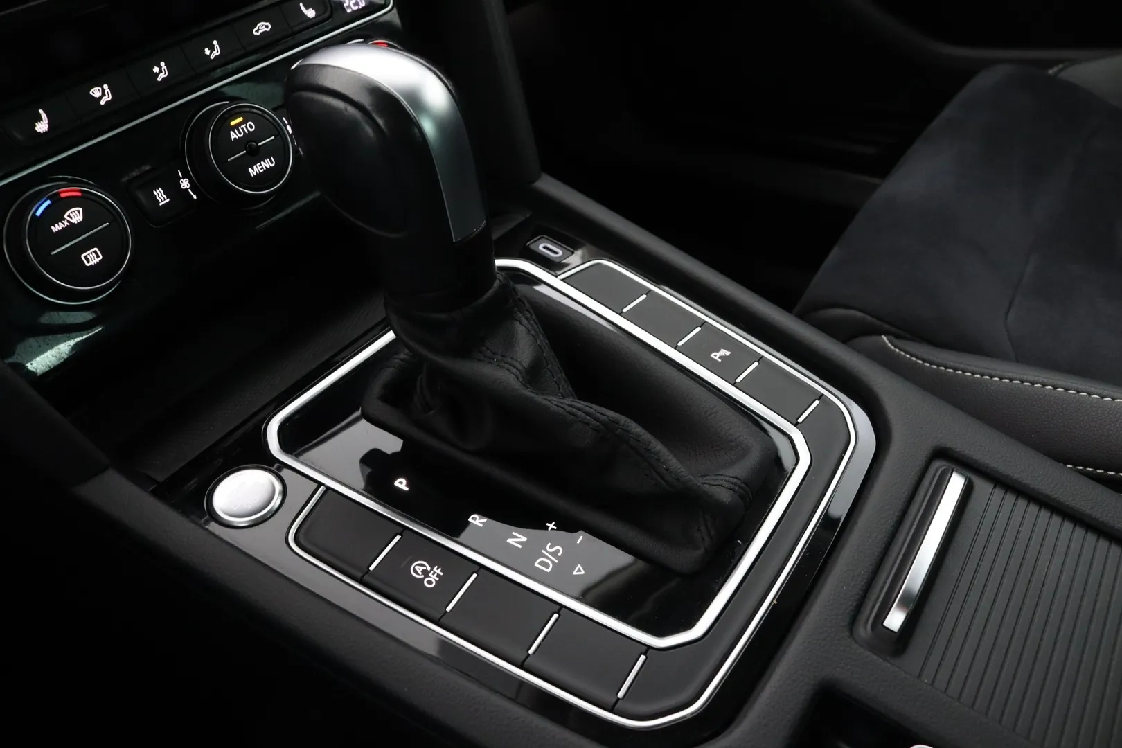 Volkswagen Passat YKM-687 carousel image