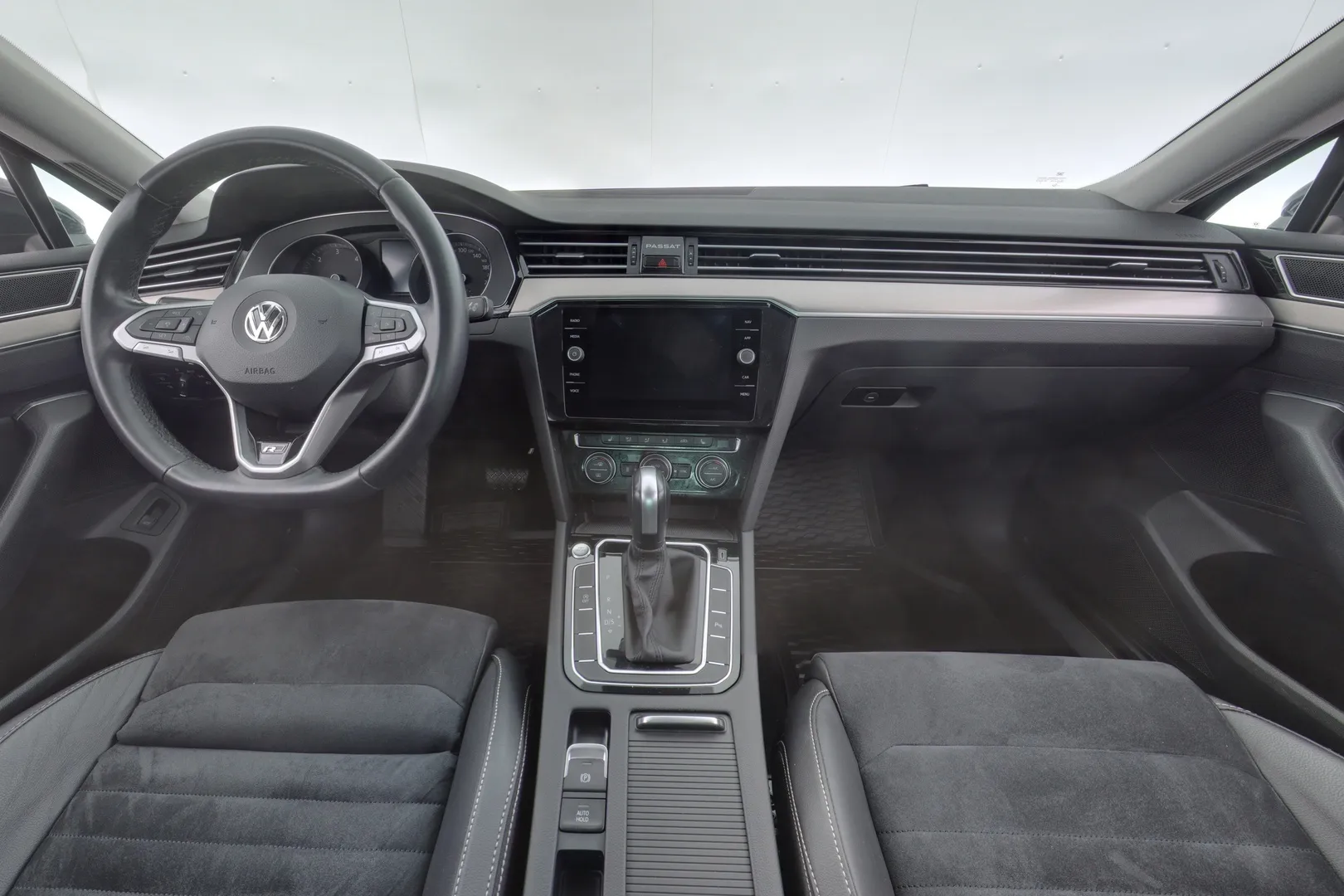 Volkswagen Passat YKM-687 carousel image