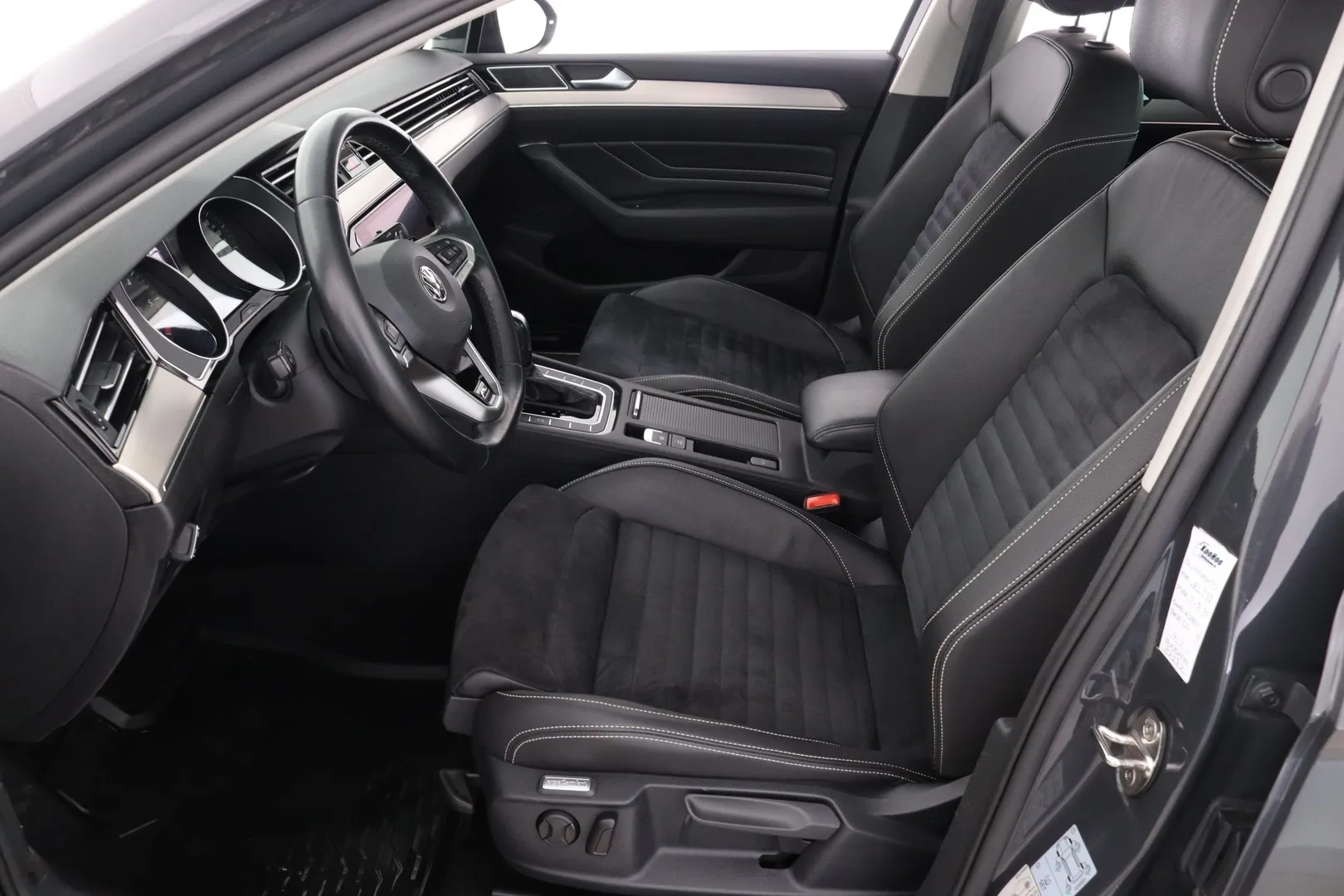 Volkswagen Passat YKM-687 carousel image