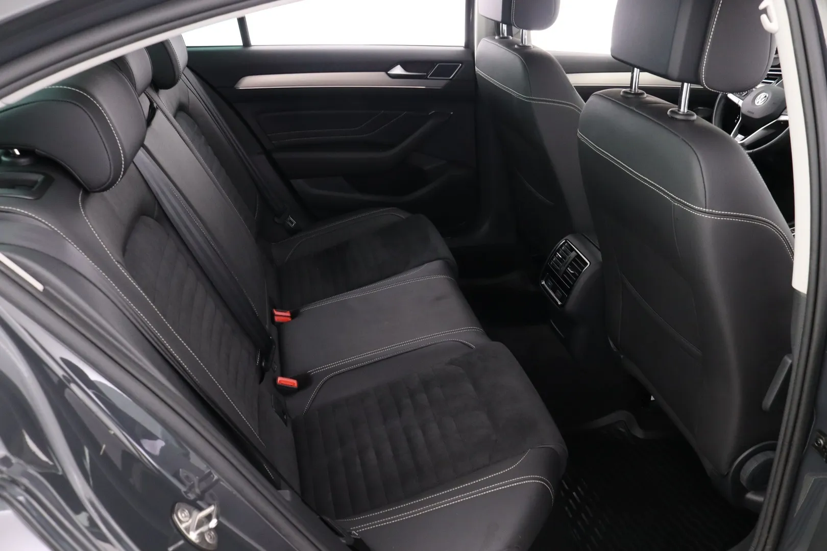 Volkswagen Passat YKM-687 carousel image