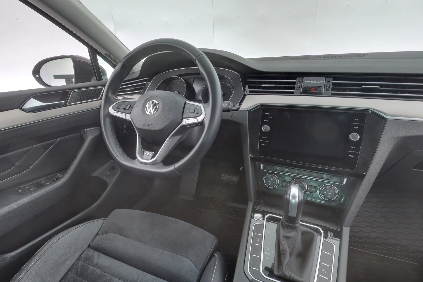 Volkswagen Passat YKM-687 carousel image