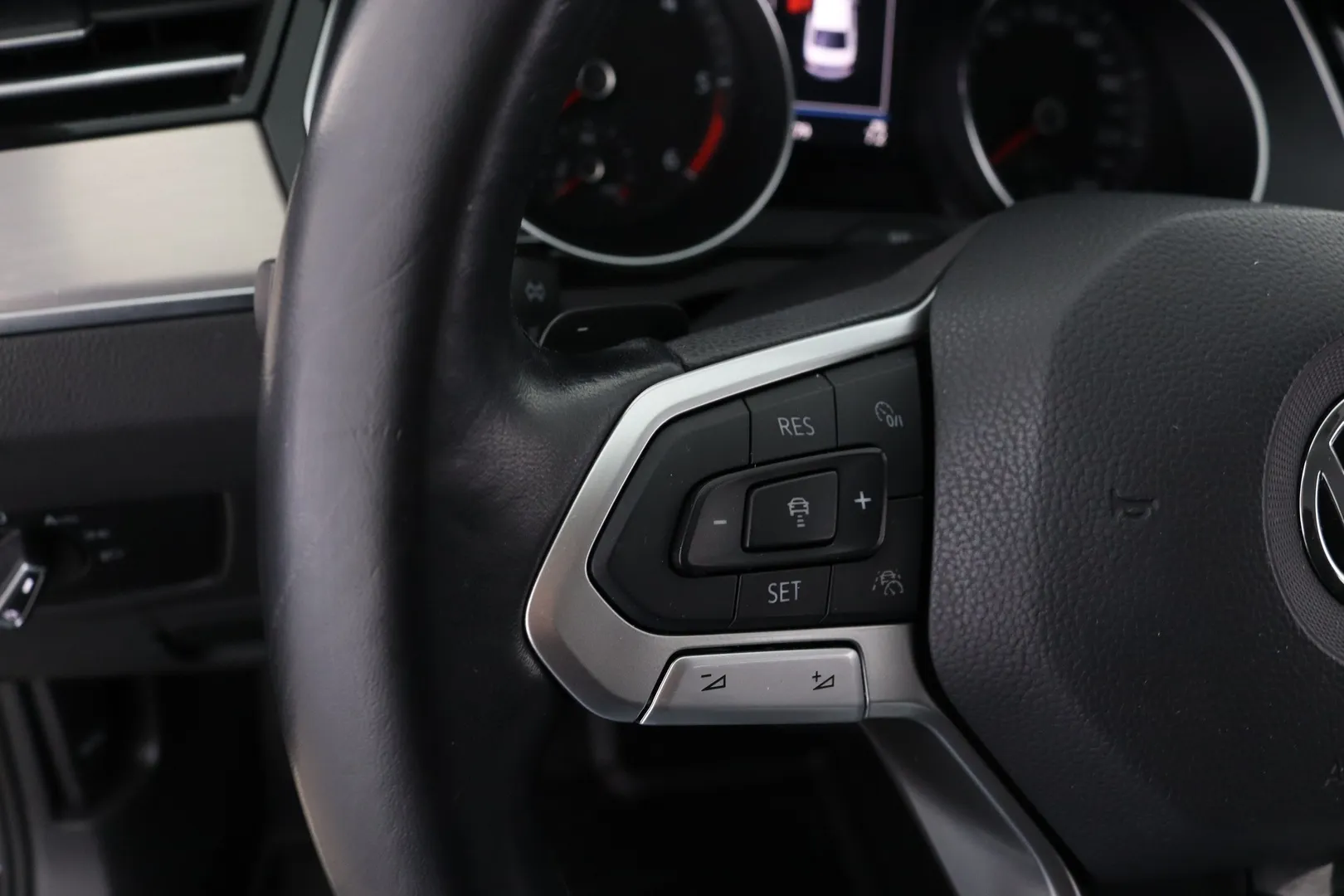 Volkswagen Passat YKM-687 carousel image