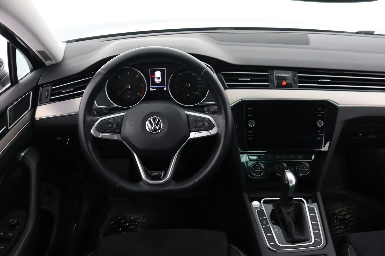 Volkswagen Passat YKM-687 carousel image