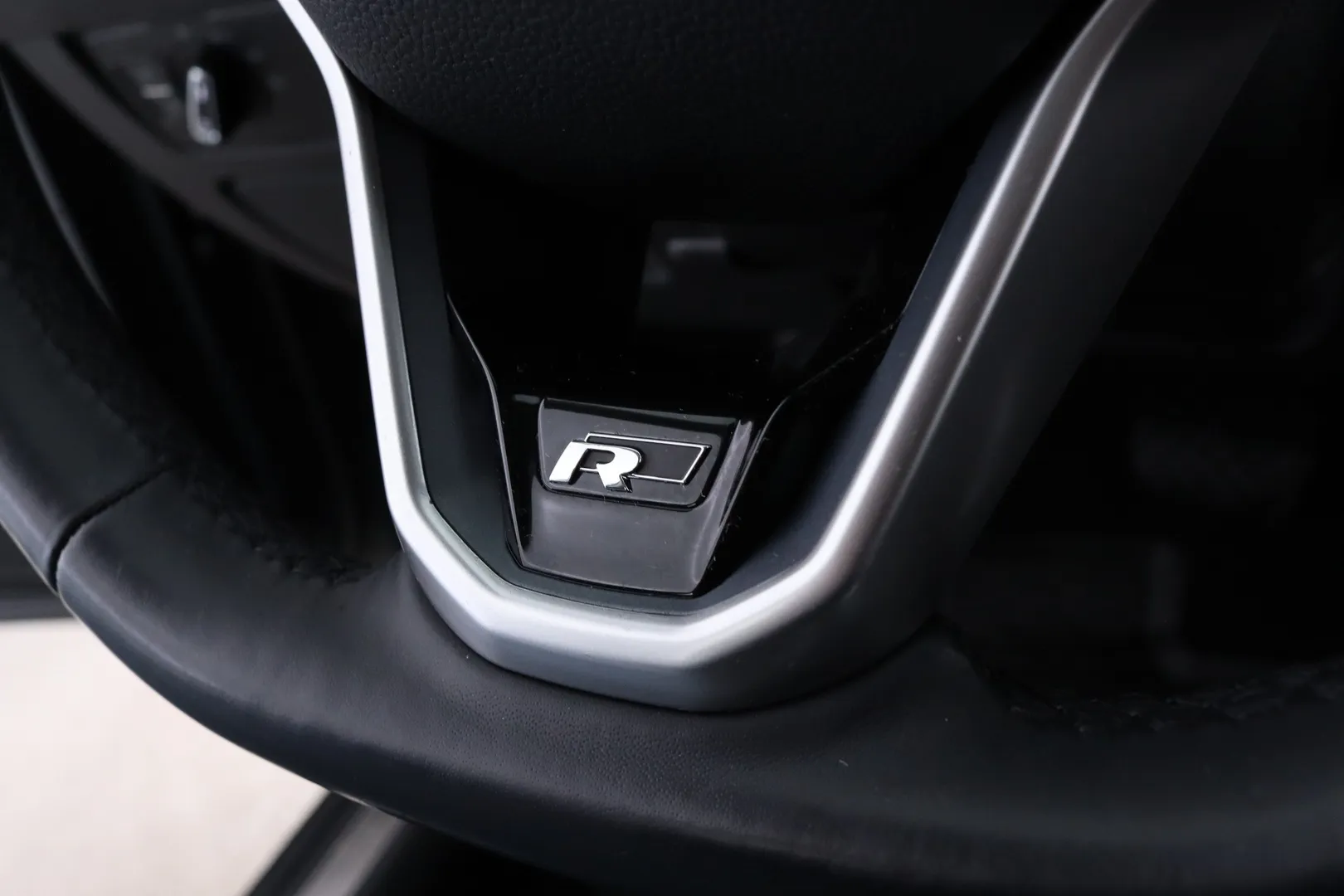 Volkswagen Passat YKM-687 carousel image