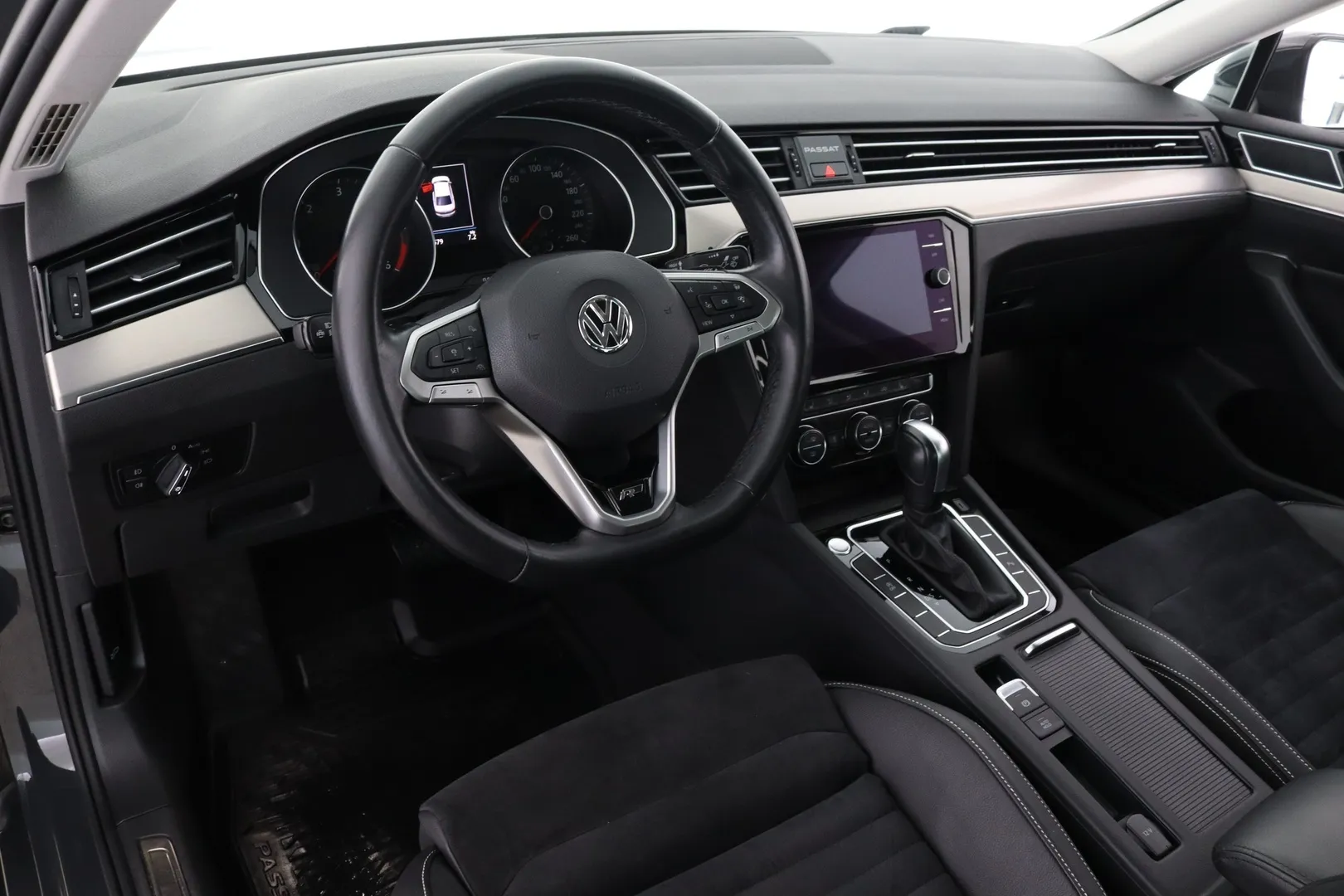 Volkswagen Passat YKM-687 carousel image