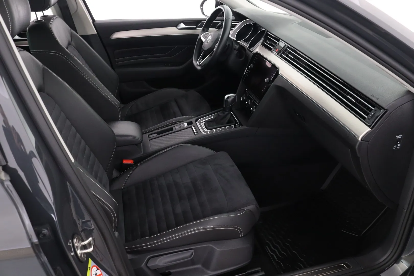 Volkswagen Passat YKM-687 carousel image