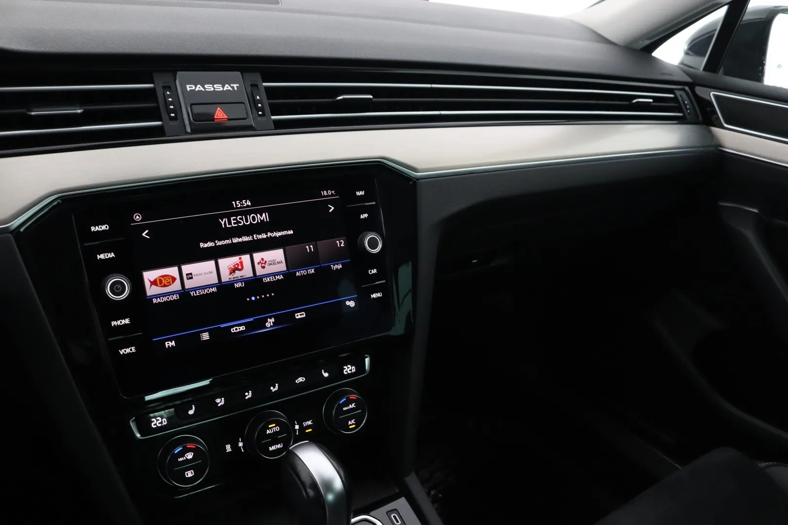 Volkswagen Passat YKM-687 carousel image