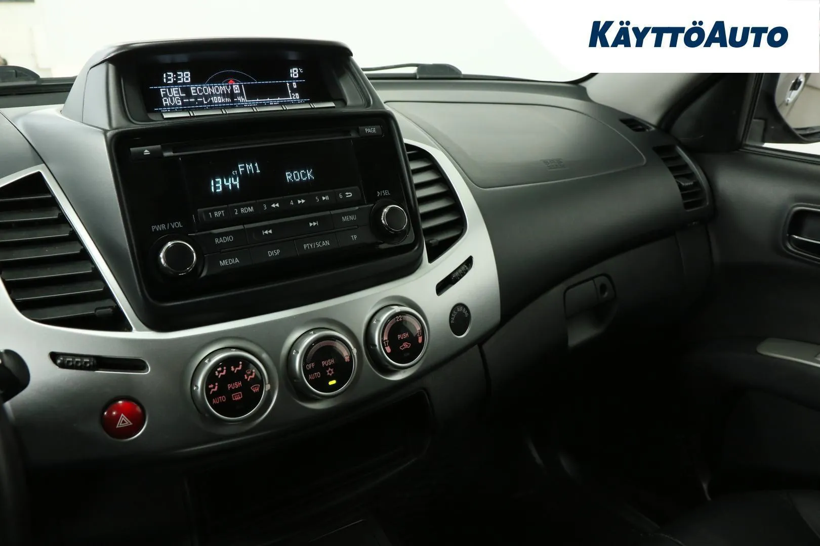 Mitsubishi L200 OZM-319 carousel image