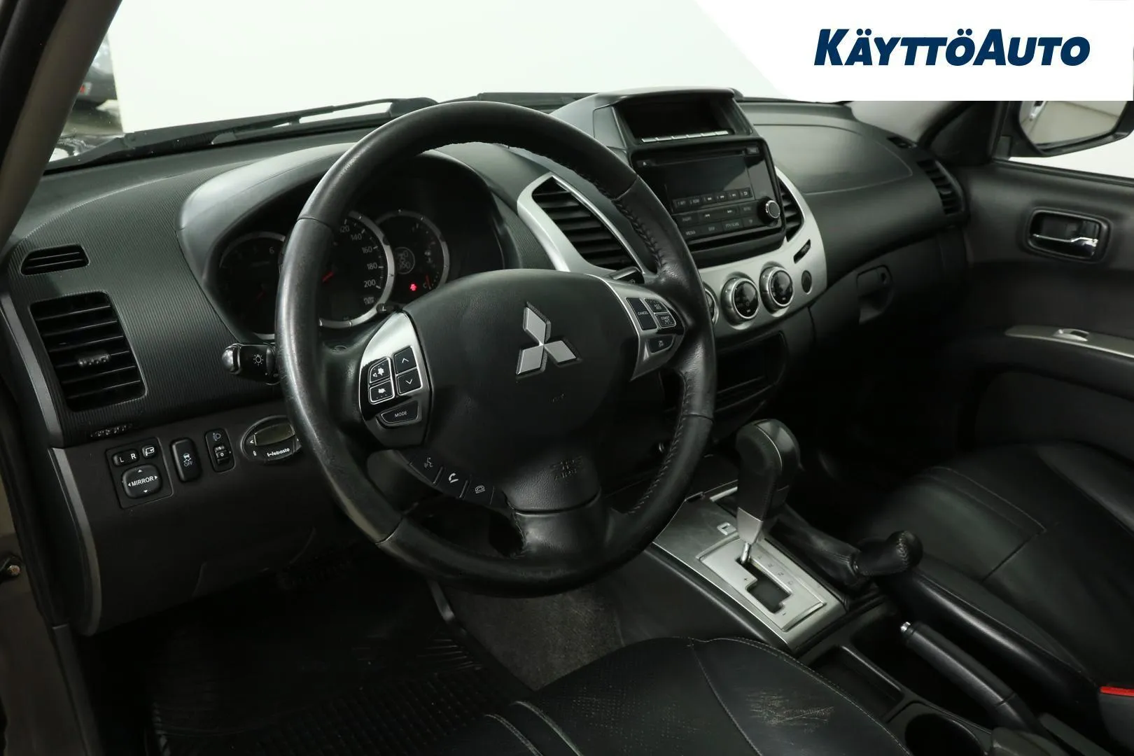 Mitsubishi L200 OZM-319 carousel image