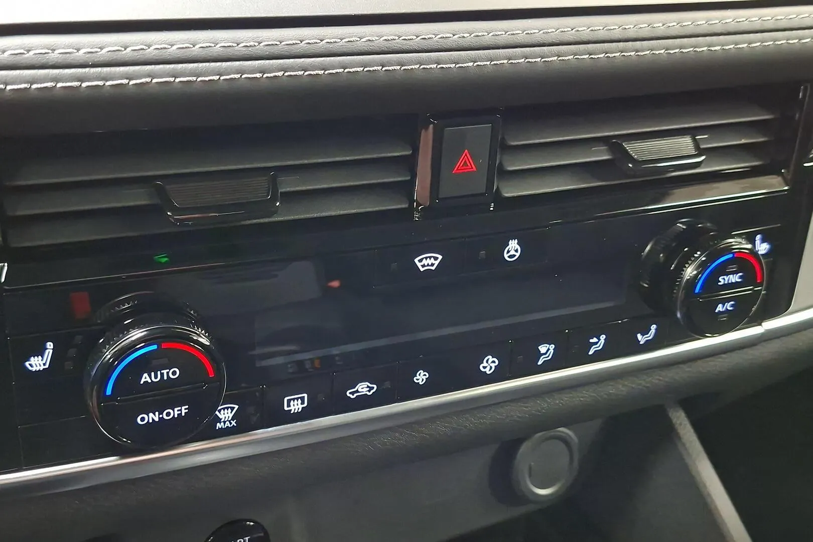 Nissan Qashqai ITJ-484 carousel image