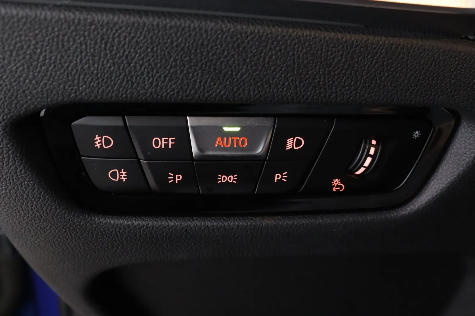 BMW 320 NMK-634 carousel image