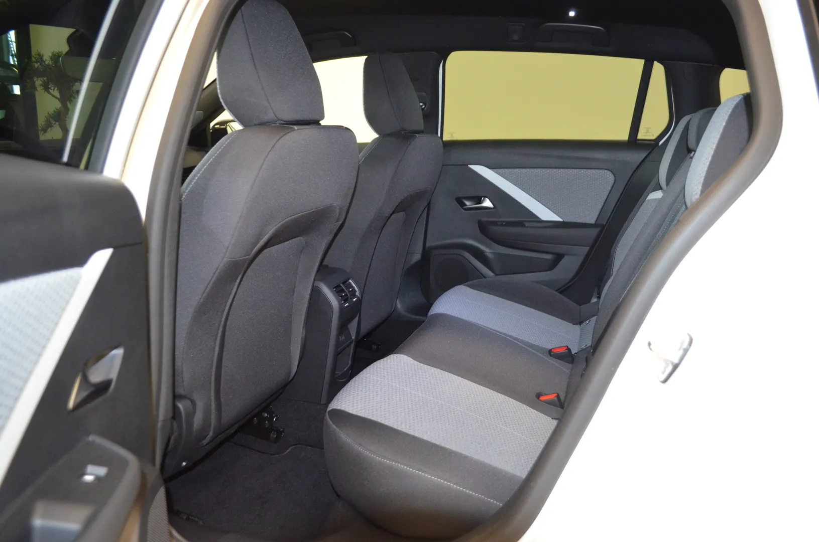 Opel Astra YMT-364 carousel image