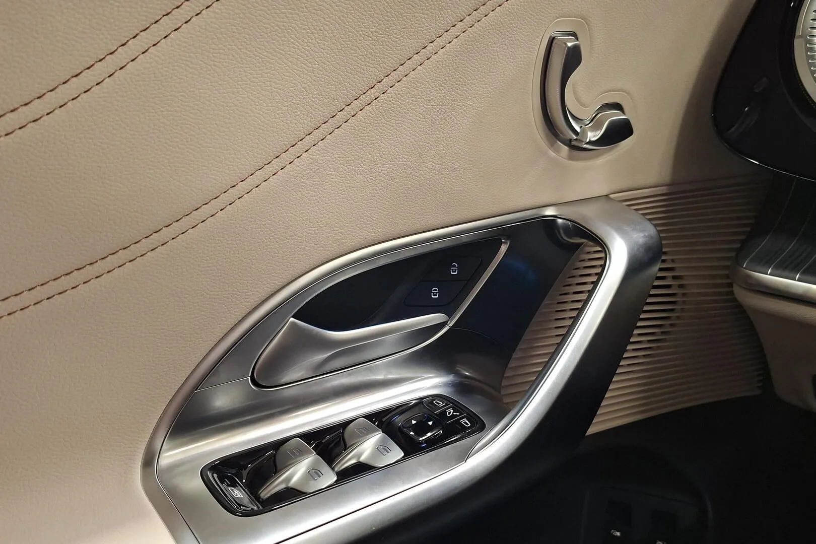 Mercedes-Benz C LTV-515 carousel image