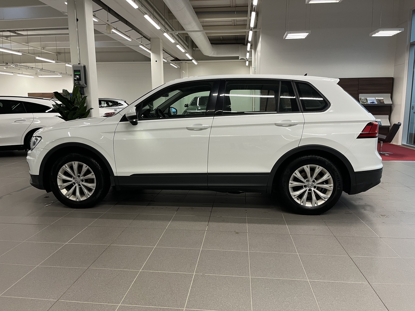 Volkswagen Tiguan 2017, photo 2/13