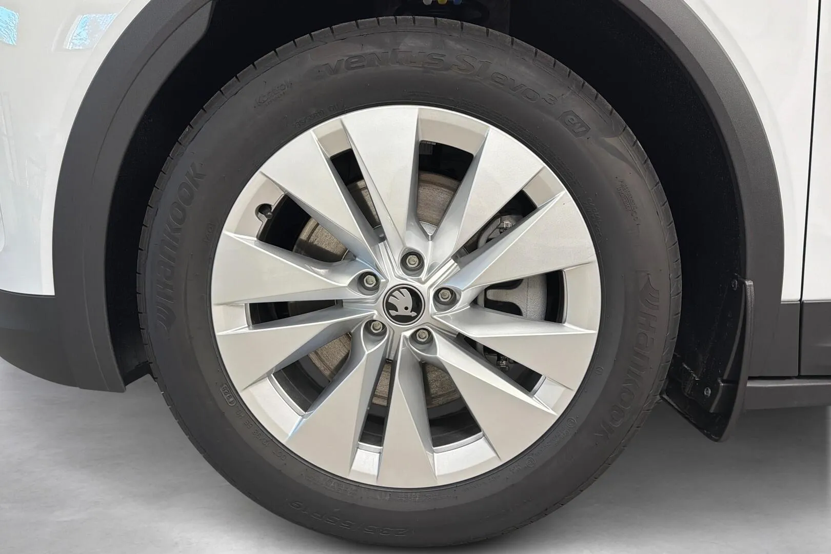 Skoda Elroq LTV-999 carousel image