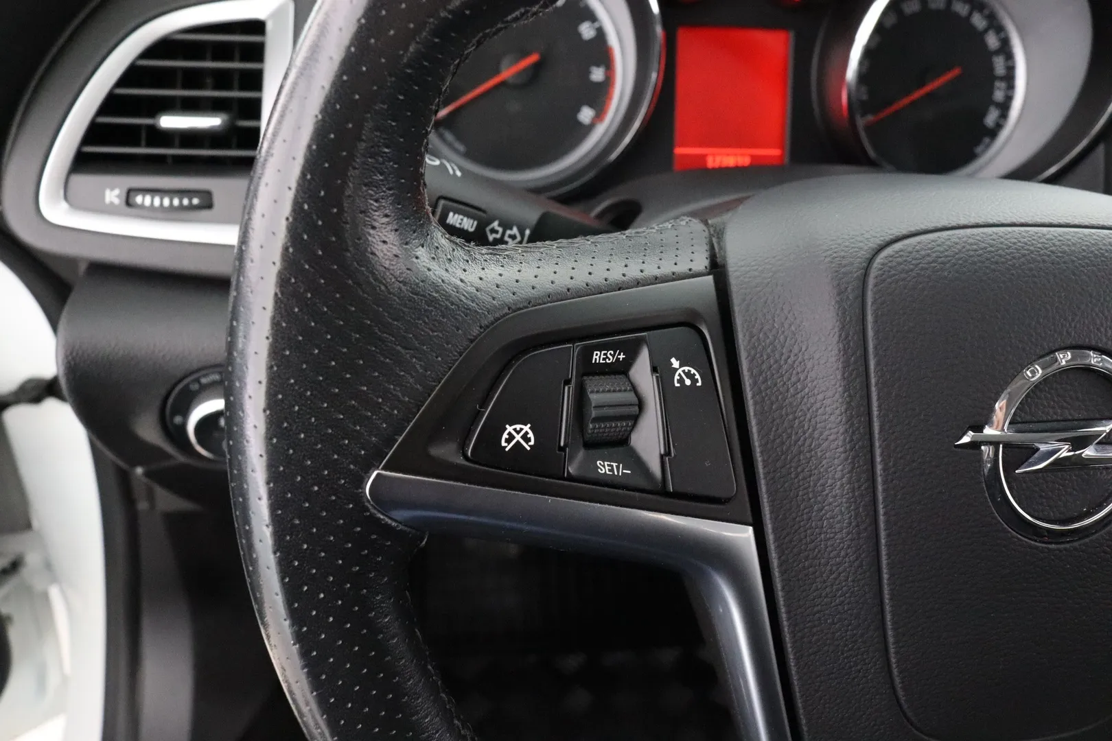 Opel Astra NIE-702 carousel image