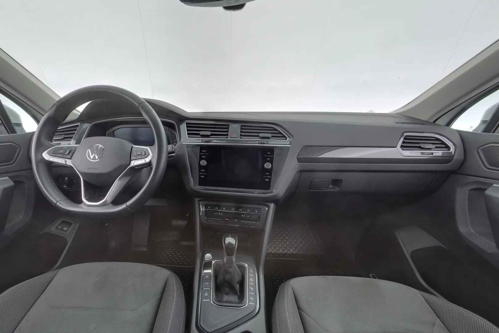 Volkswagen Tiguan NNM-489 carousel image