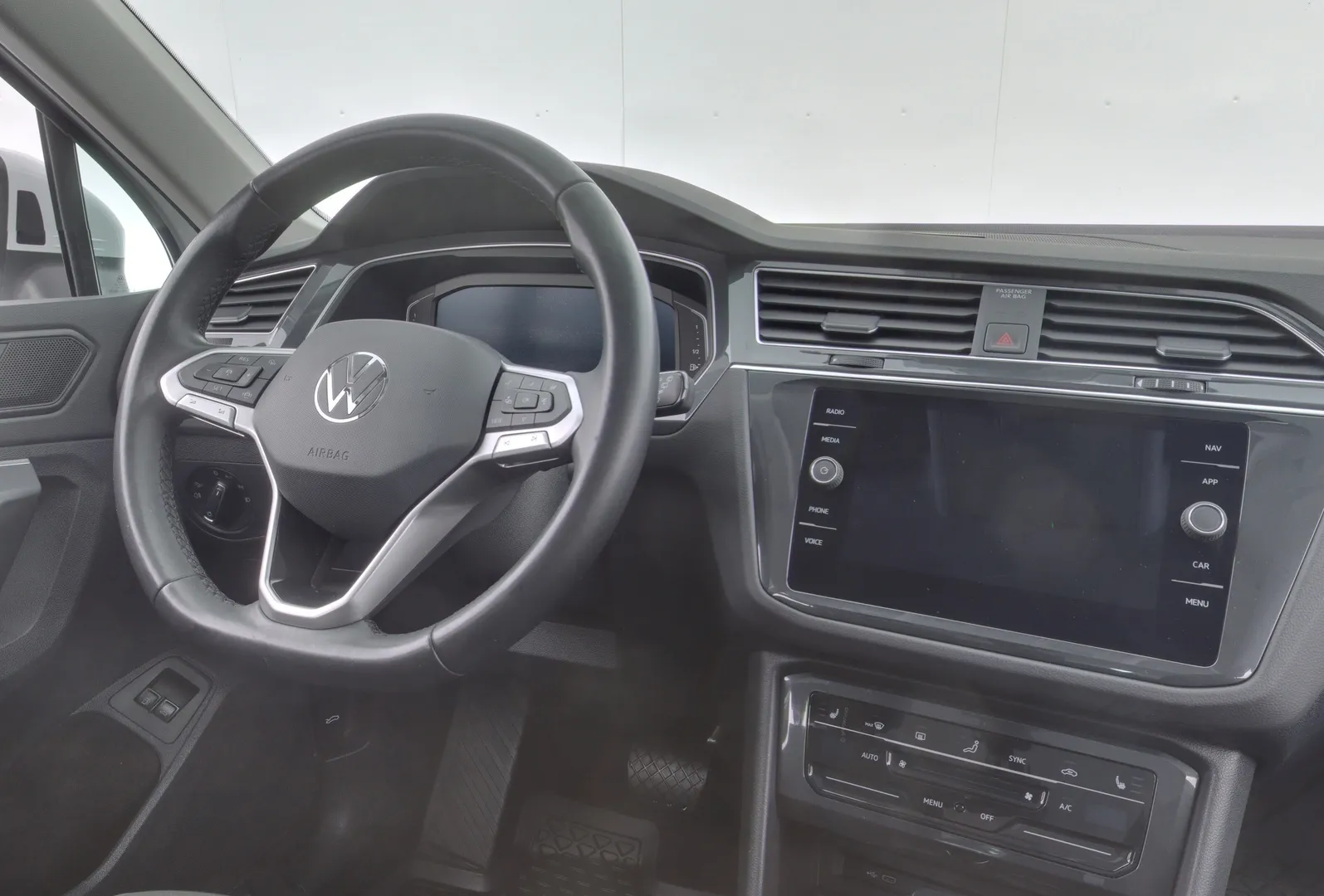 Volkswagen Tiguan NNM-489 carousel image