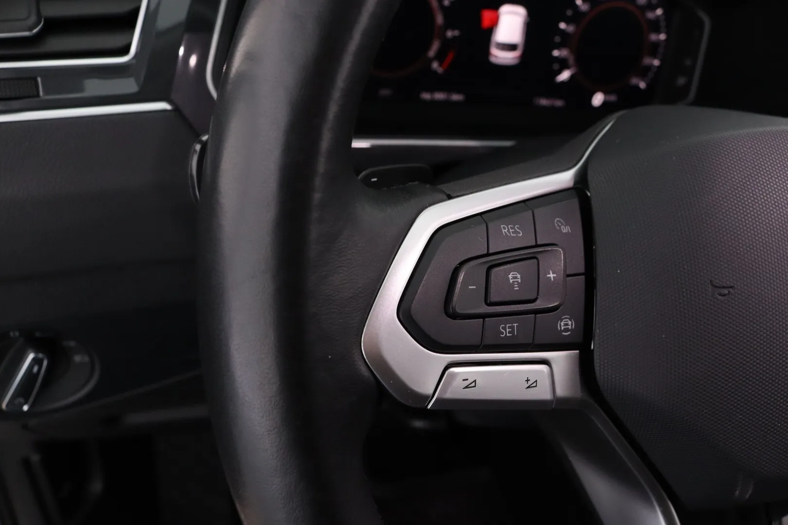 Volkswagen Tiguan NNM-489 carousel image