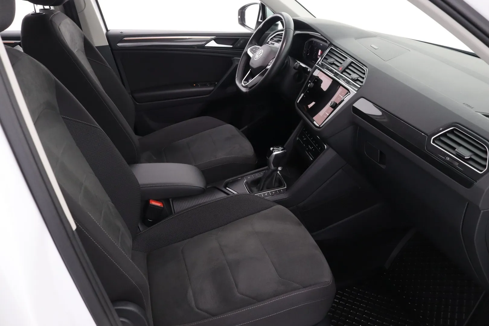 Volkswagen Tiguan NNM-489 carousel image