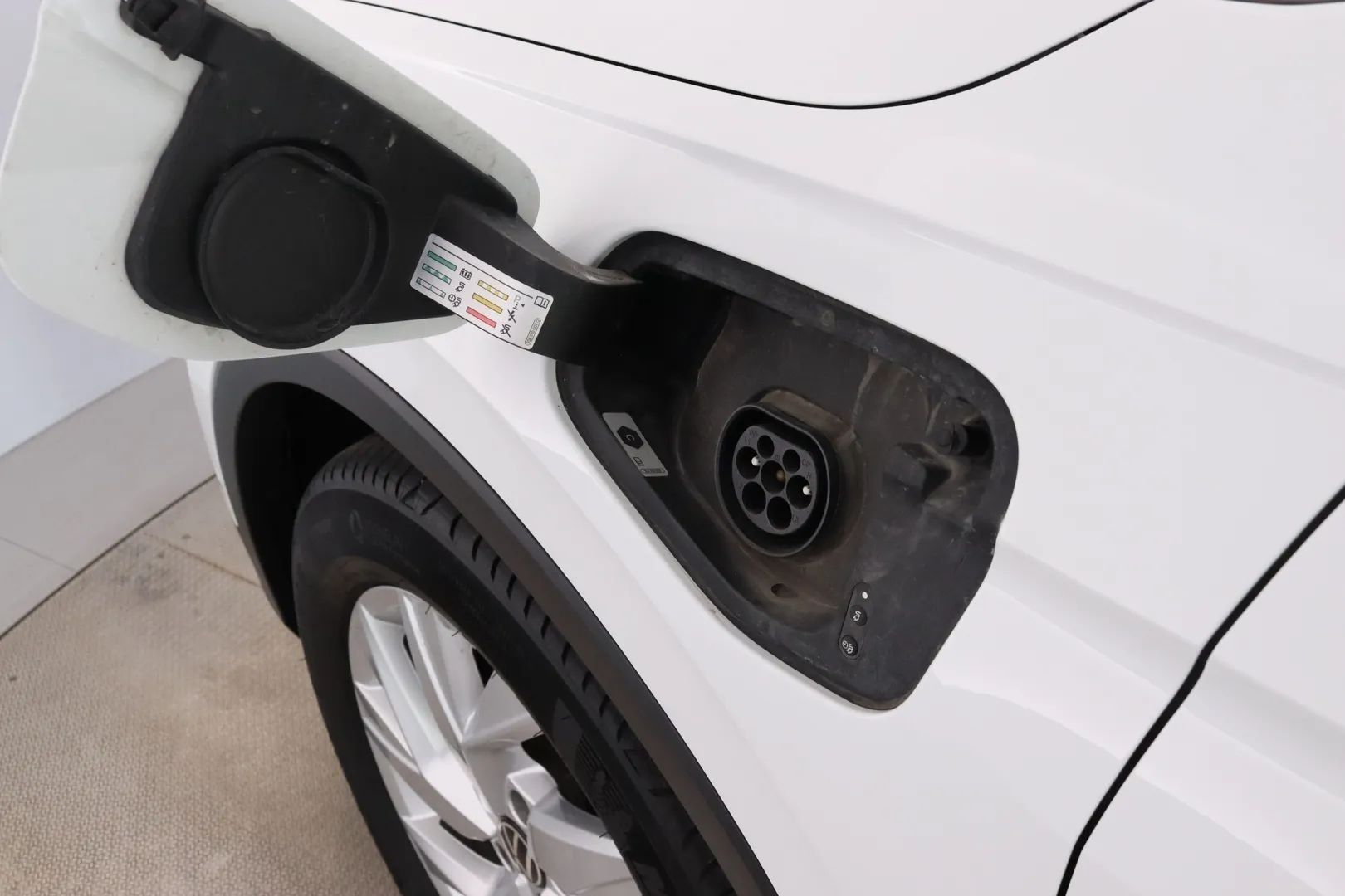 Volkswagen Tiguan NNM-489 carousel image