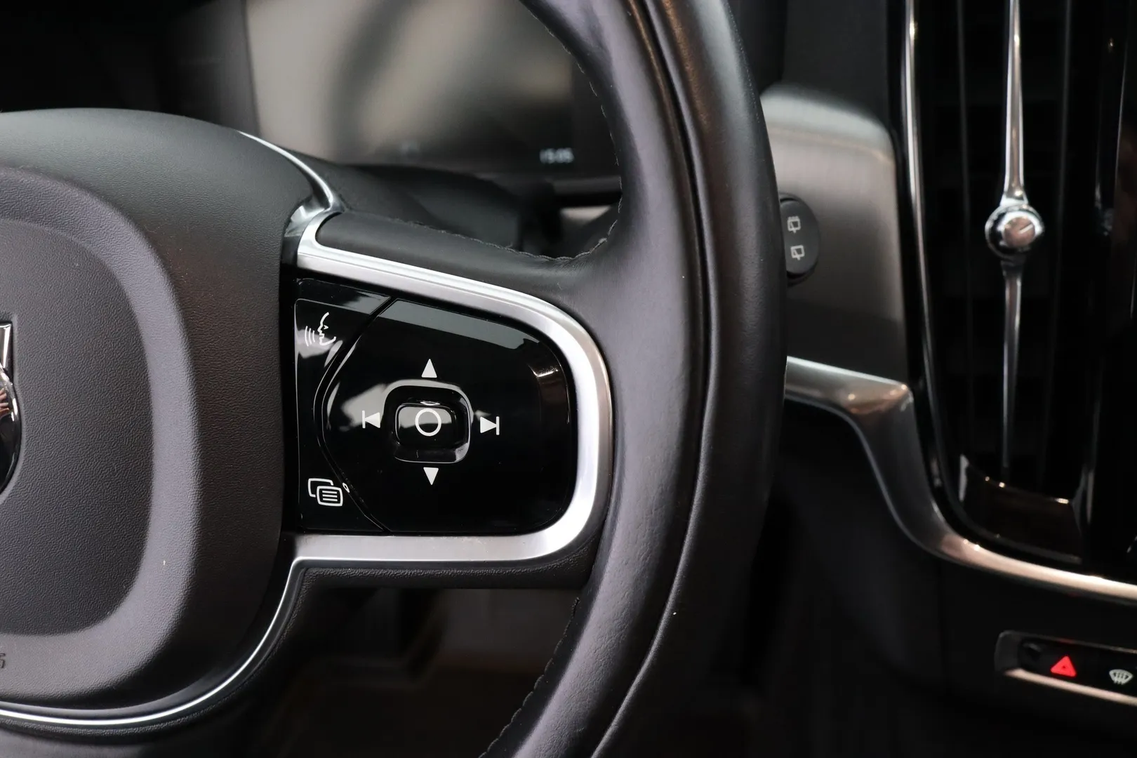Volvo V90 MMU-861 carousel image