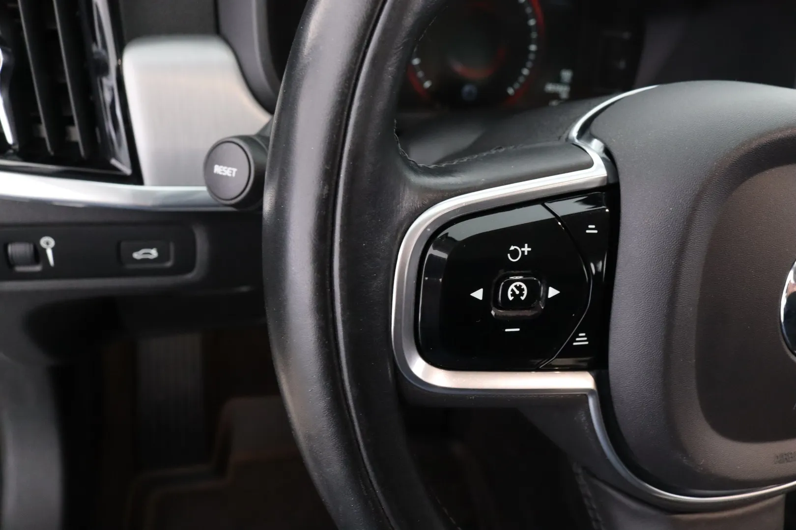 Volvo V90 MMU-861 carousel image
