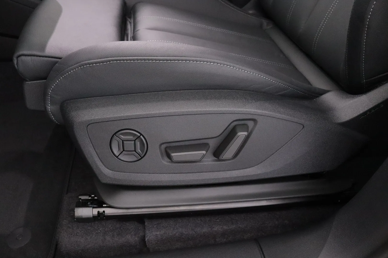 Audi Q6 e-tron SZN-869 carousel image