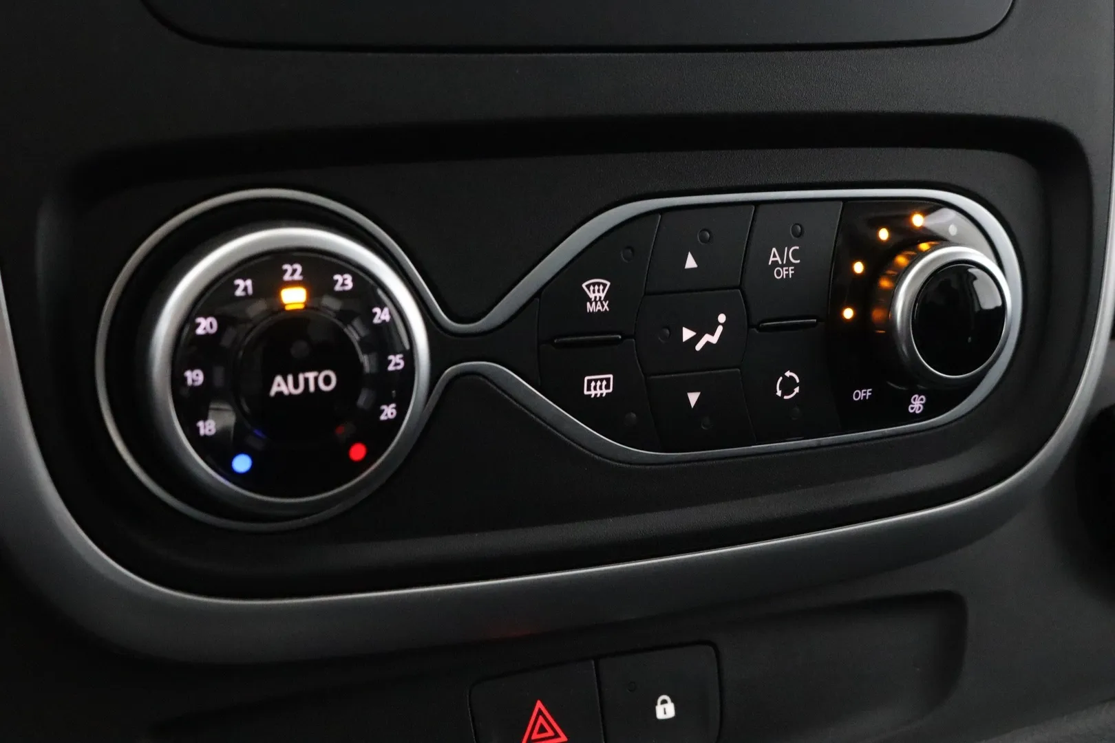 Nissan NV300 YLP-148 carousel image