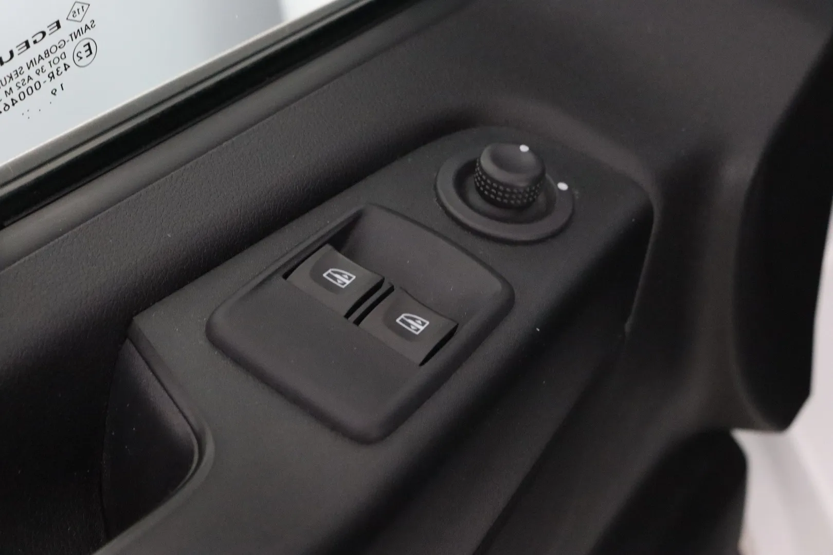 Nissan NV300 YLP-148 carousel image
