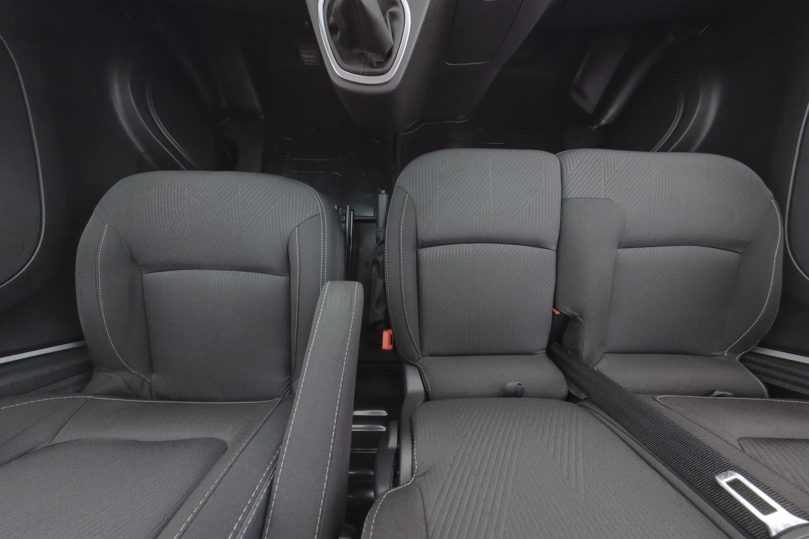 Nissan NV300 YLP-148 carousel image