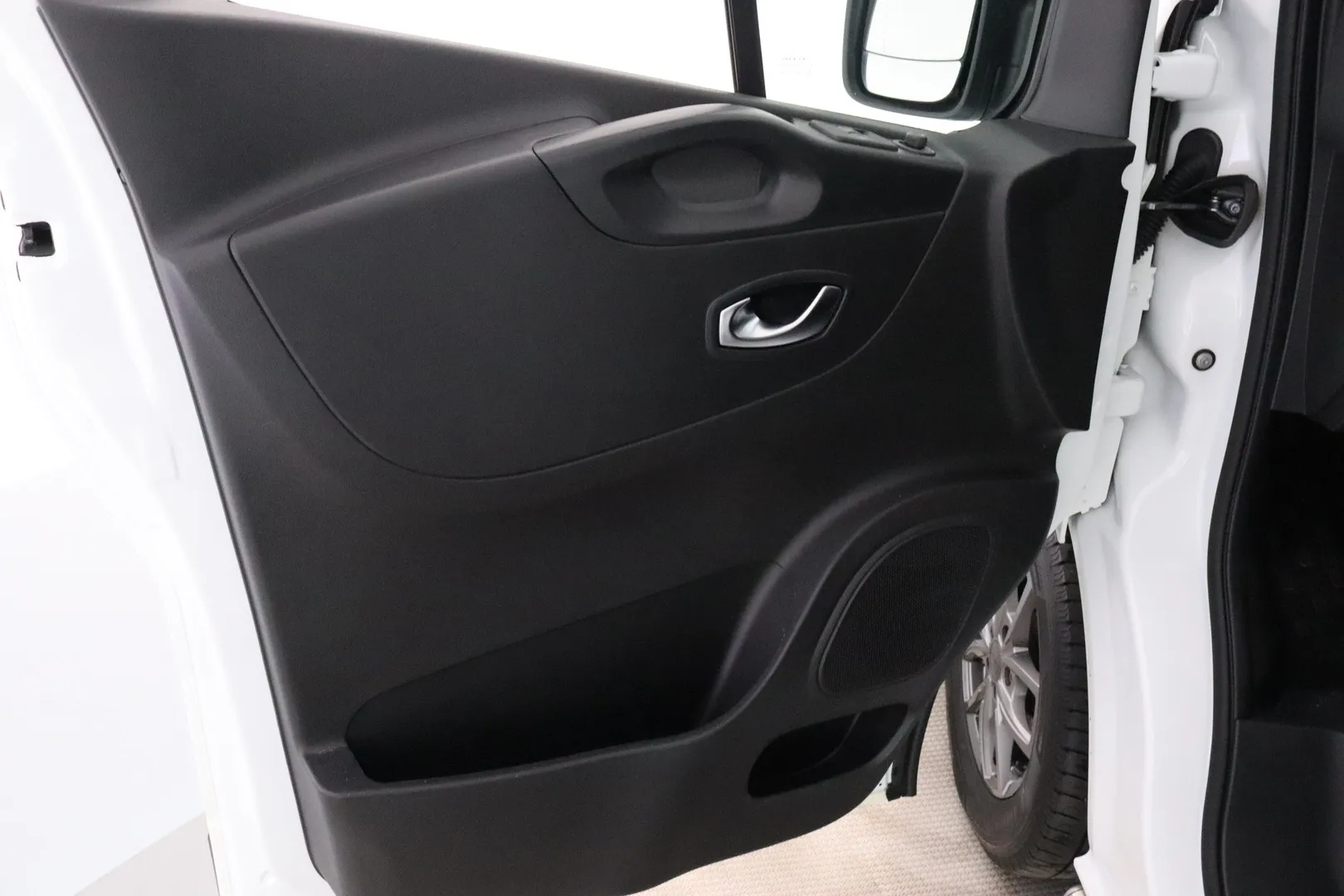 Nissan NV300 YLP-148 carousel image