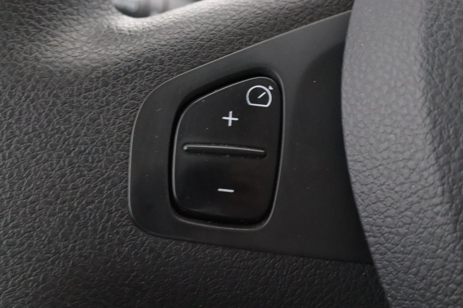 Nissan NV300 YLP-148 carousel image