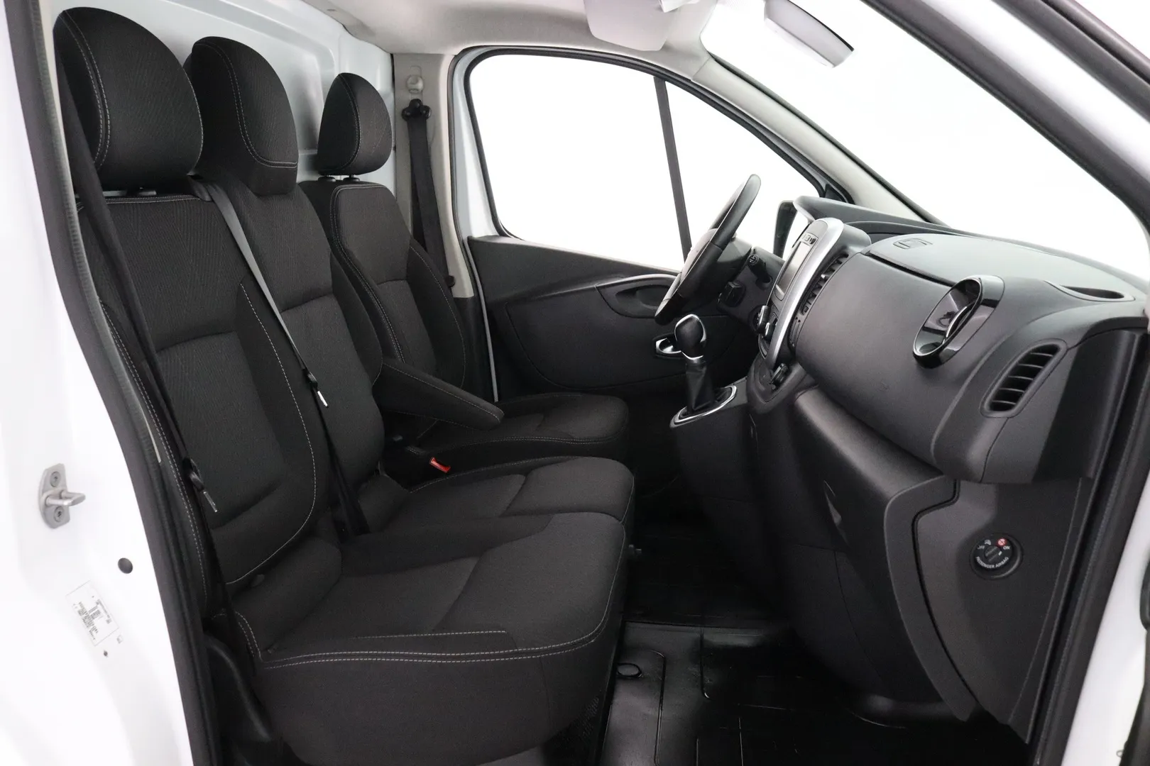 Nissan NV300 YLP-148 carousel image