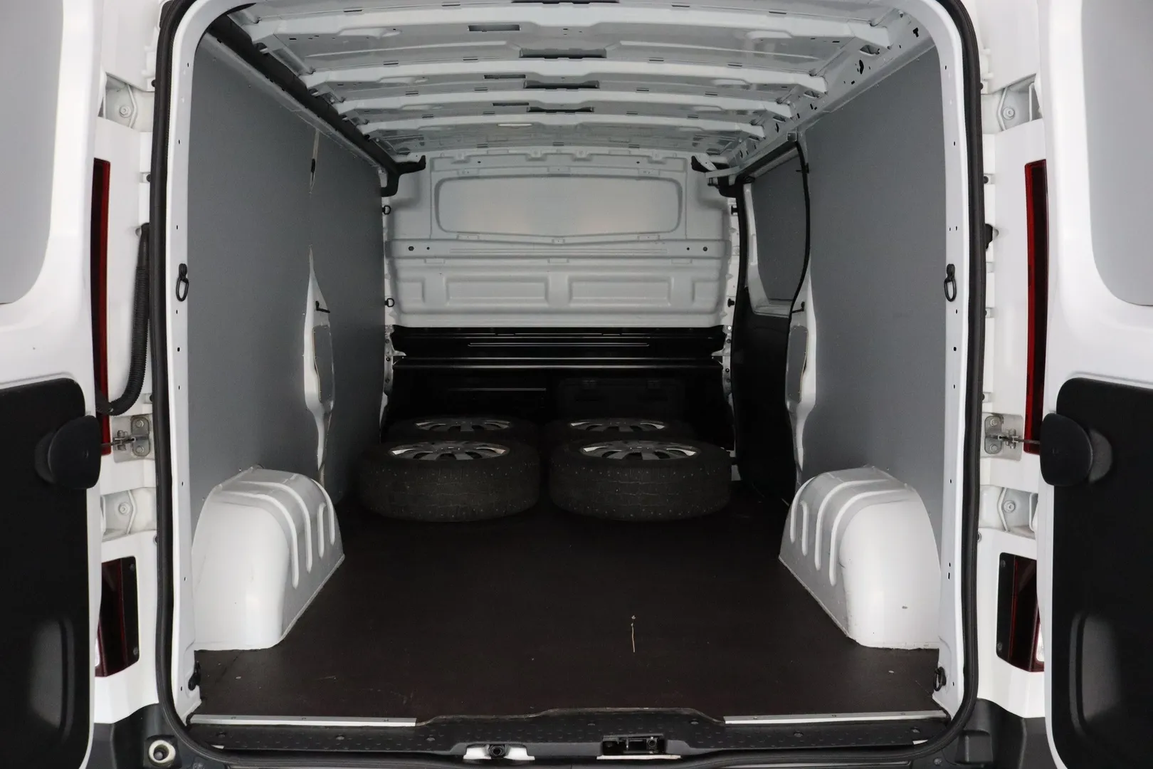 Nissan NV300 YLP-148 carousel image