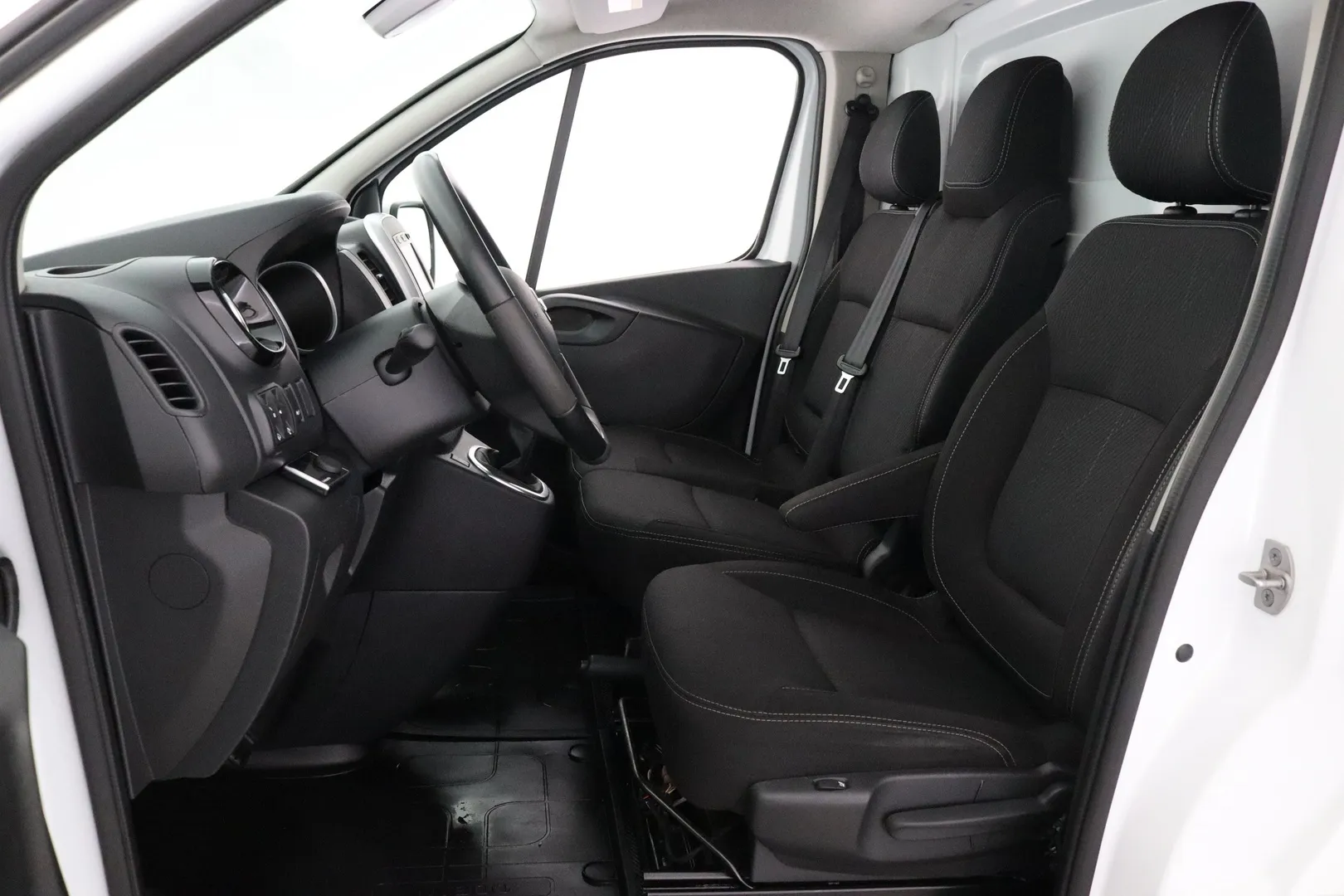 Nissan NV300 YLP-148 carousel image